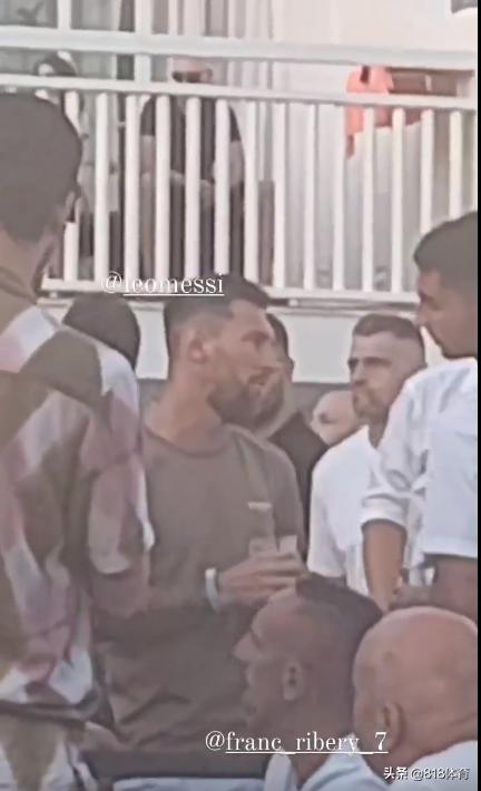 球王!梅西伊比萨岛蹦迪偶遇里贝里,刀疤脸拽着梅老板胳膊主动搭讪