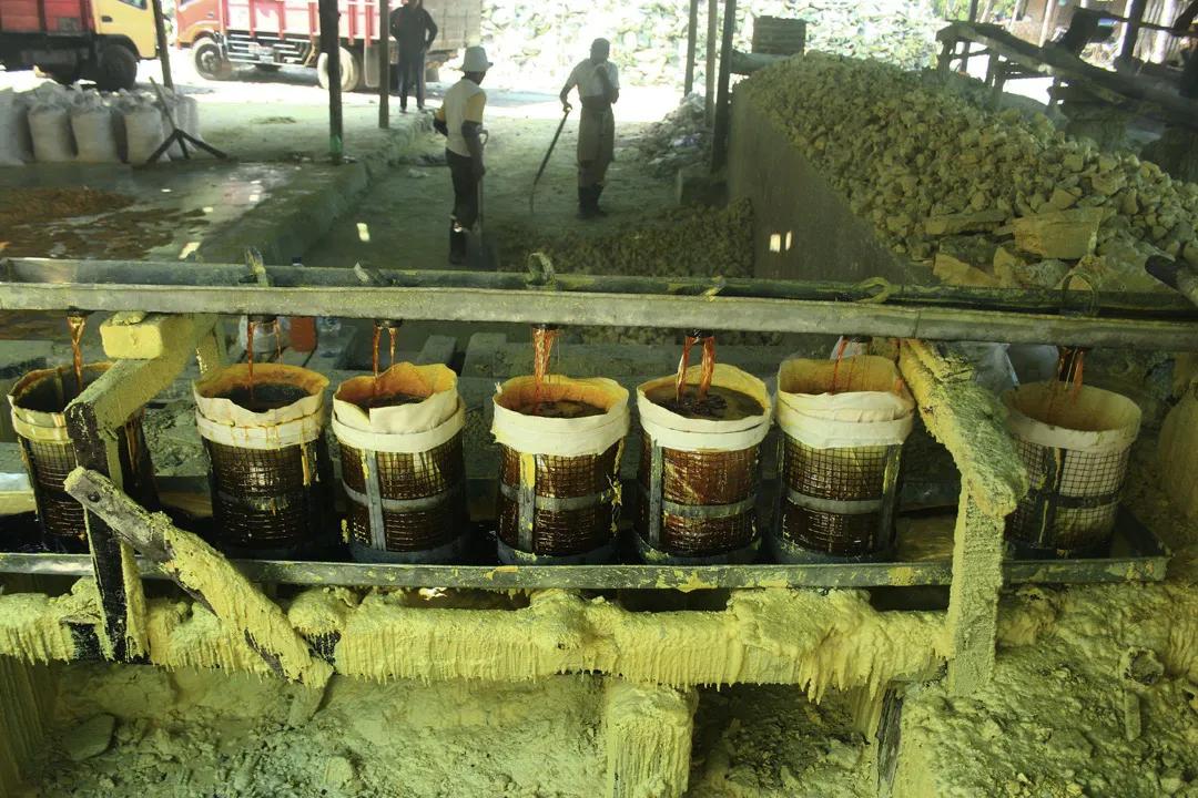 影像：印尼神秘美景下的地狱工作