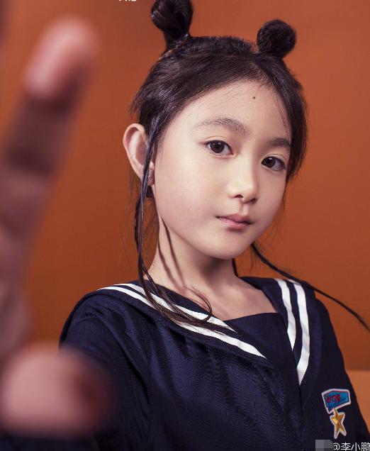 *小鹏李**爱女7岁，额头上的痣也越来越清晰很抢镜，五官真的太细腻