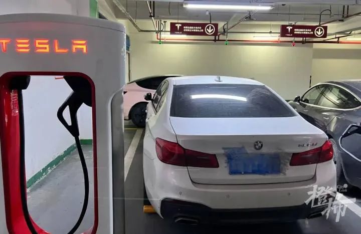 宝马占用超充车位,被特斯拉怒堵4天!网友炸锅,遇到这事怎么办?