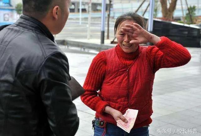 女人捡到8万块钱,女人捡到100元钱