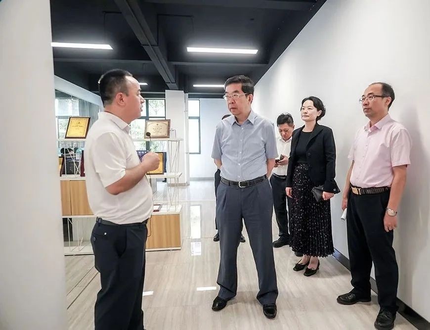 全国政协常委黄震一行莅临东莞在一起电子商务有限公司调研考察