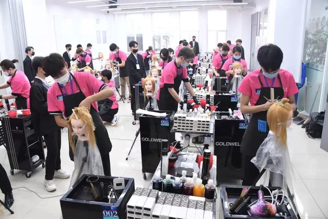 一朝亮“剪”技能比“美”“舒心传技莘绅向阳”职业技能大赛美发赛项决赛开赛