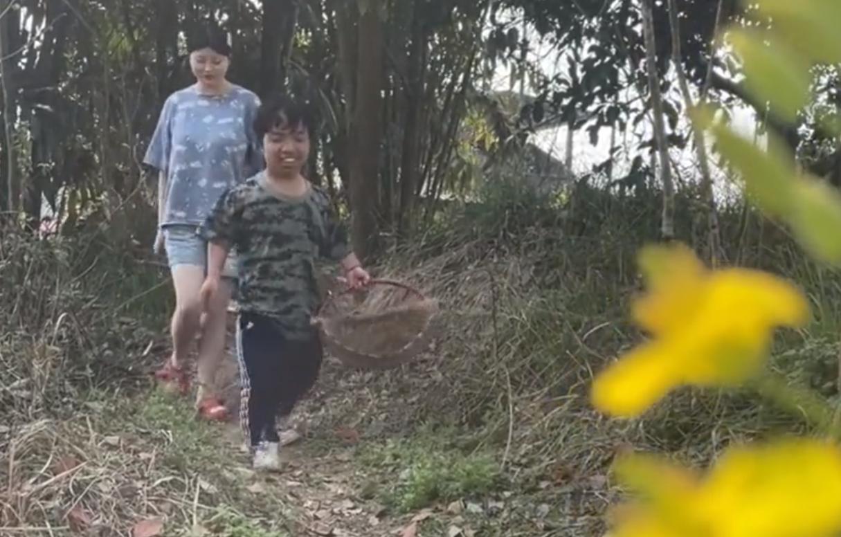 坚强的三口之家:现实版美女与野兽,肤白貌美小娇妻,嫁给袖珍男