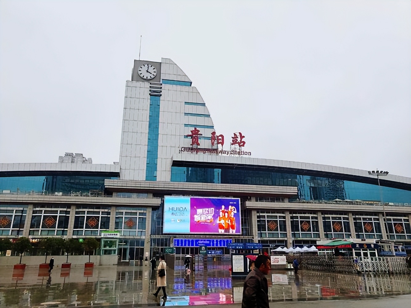 久违了绿皮火车视频,贵阳火车站熟悉的背影