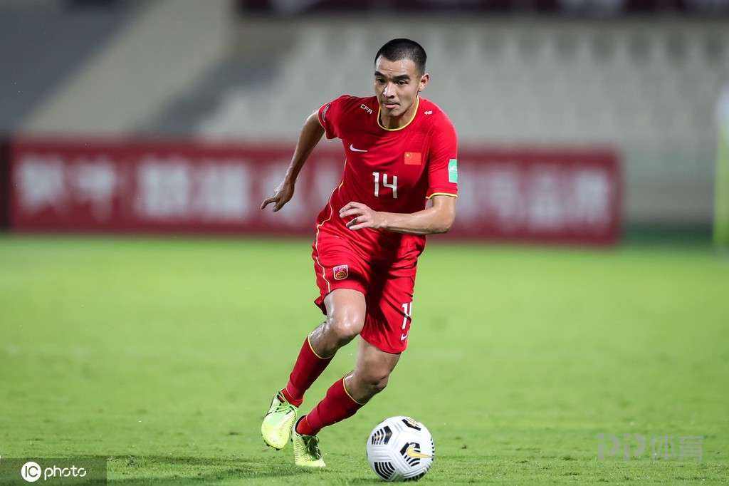 国足战沙特张玉宁过人,12强赛沙特男足张玉宁