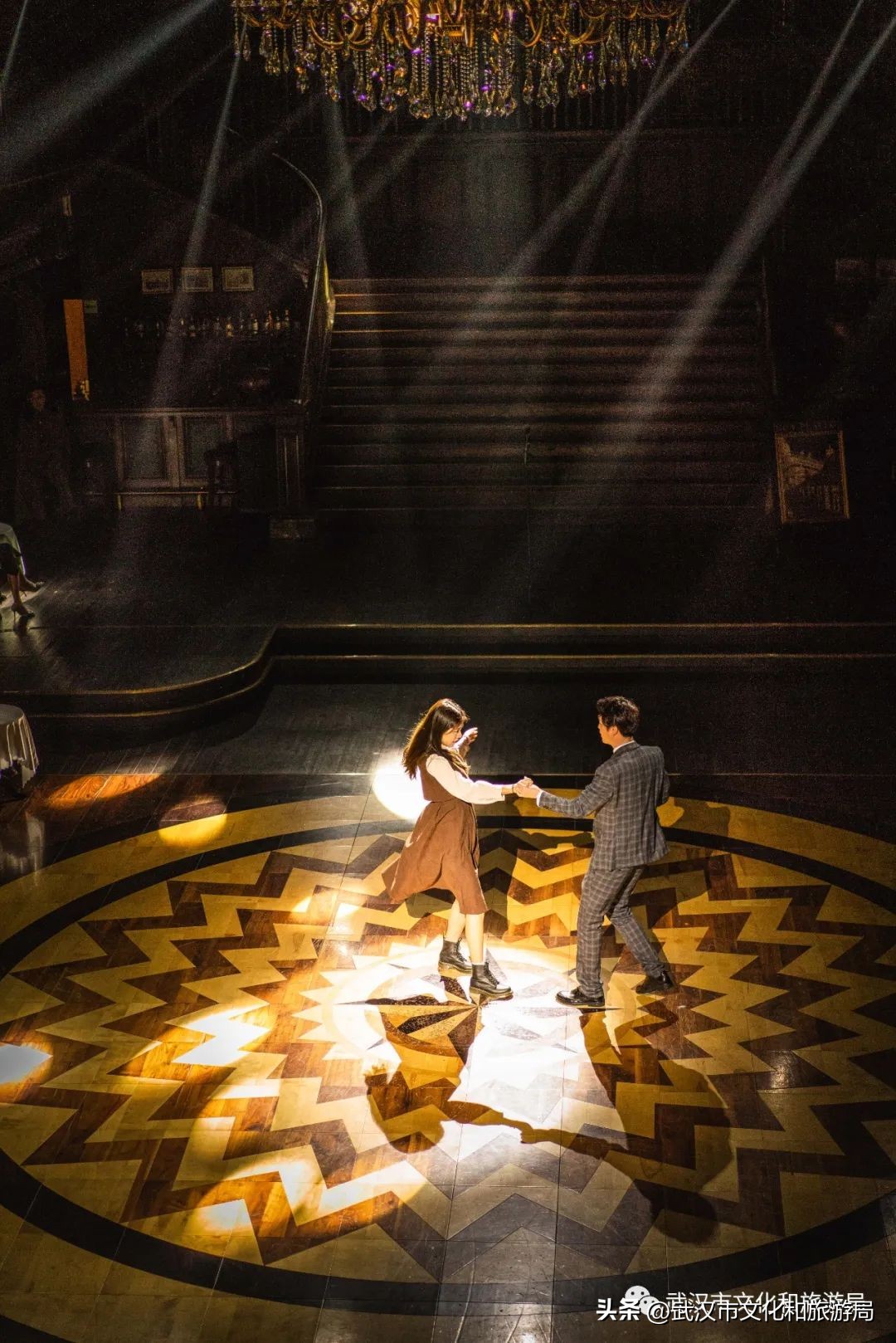 来武汉一定要去一趟东湖看荷花,来武汉看樱花吧