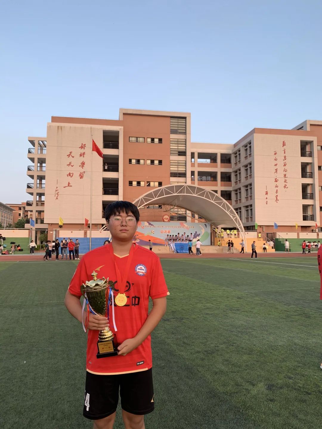 校园足球|汕头市第二中学黄鑫跃、郑铠敏：只有团队的赢才是赢