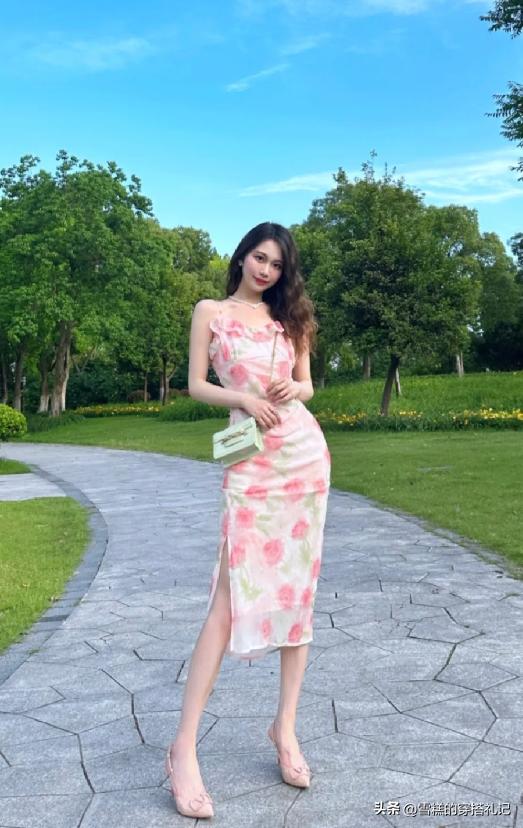 今年爆火吊带裙,最近很火的印花裙子
