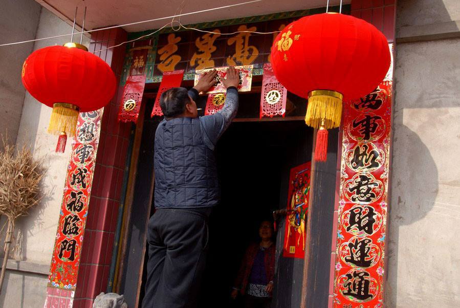 传统的春联讲究从上往下,春联迎春迎喜迎富贵应贴哪边