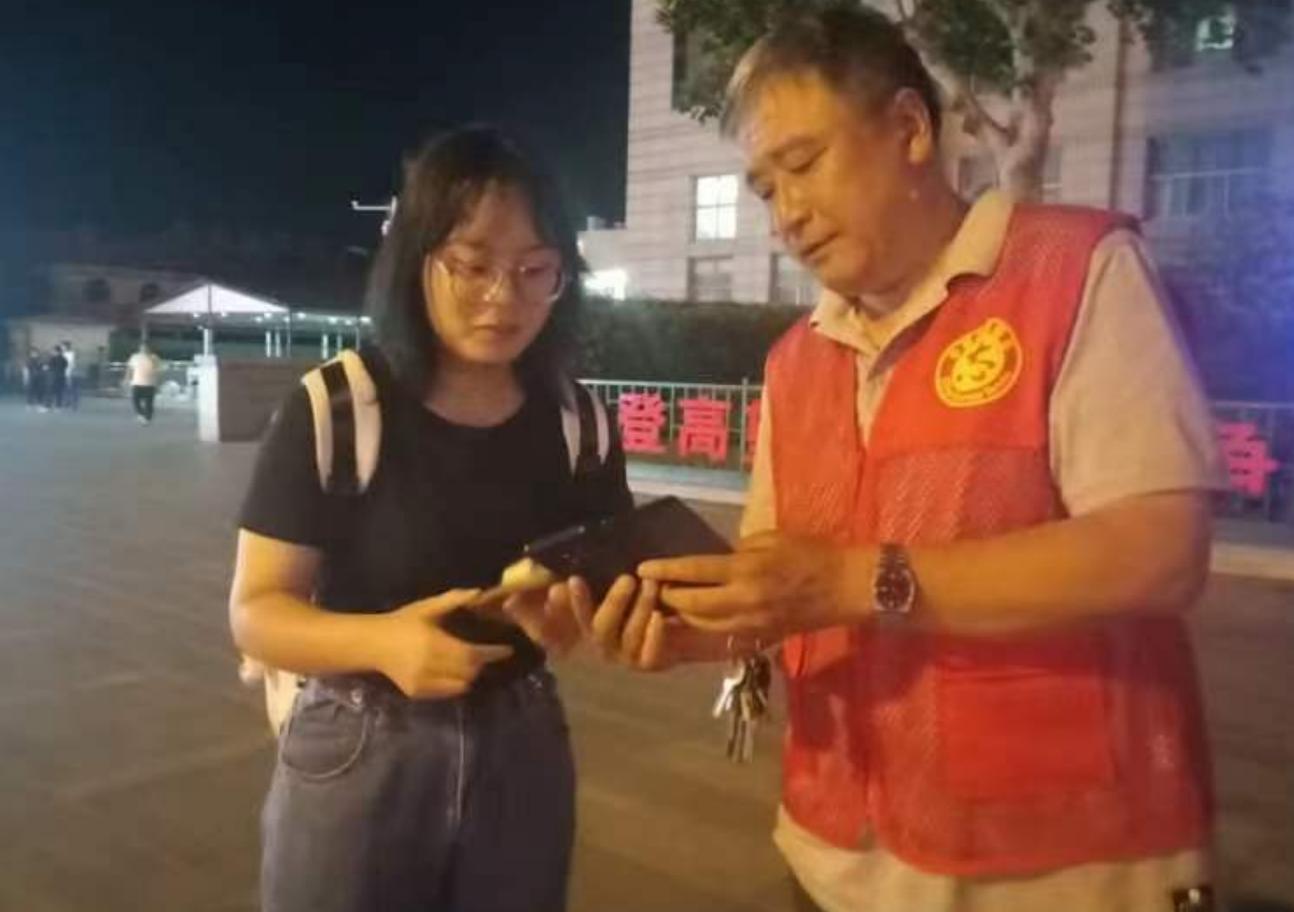 *安泰**：城市广场全员志愿服务“动起来”展“红色广场”良好形象