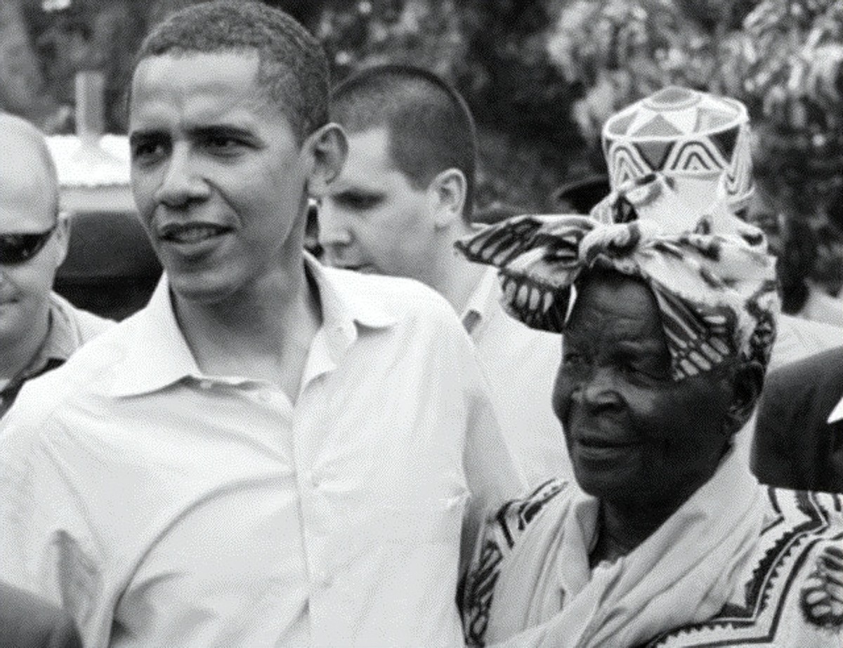 奥巴马第一次回非洲老家：帮祖母扛大米，和兄弟坐在田里喝酒