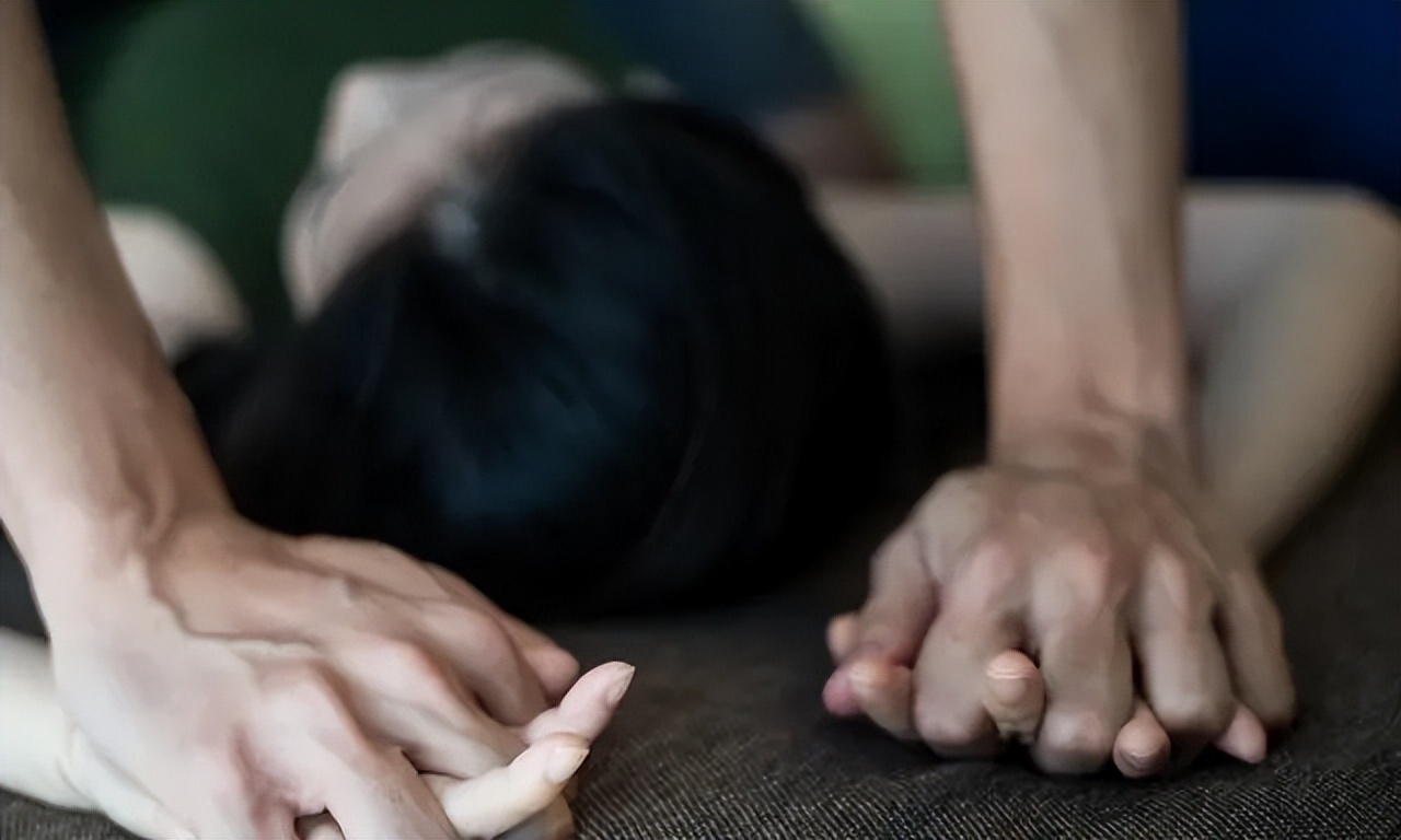 四川一女子遭公公强奸六年，丈夫问：为何一次不反抗一次不报警!