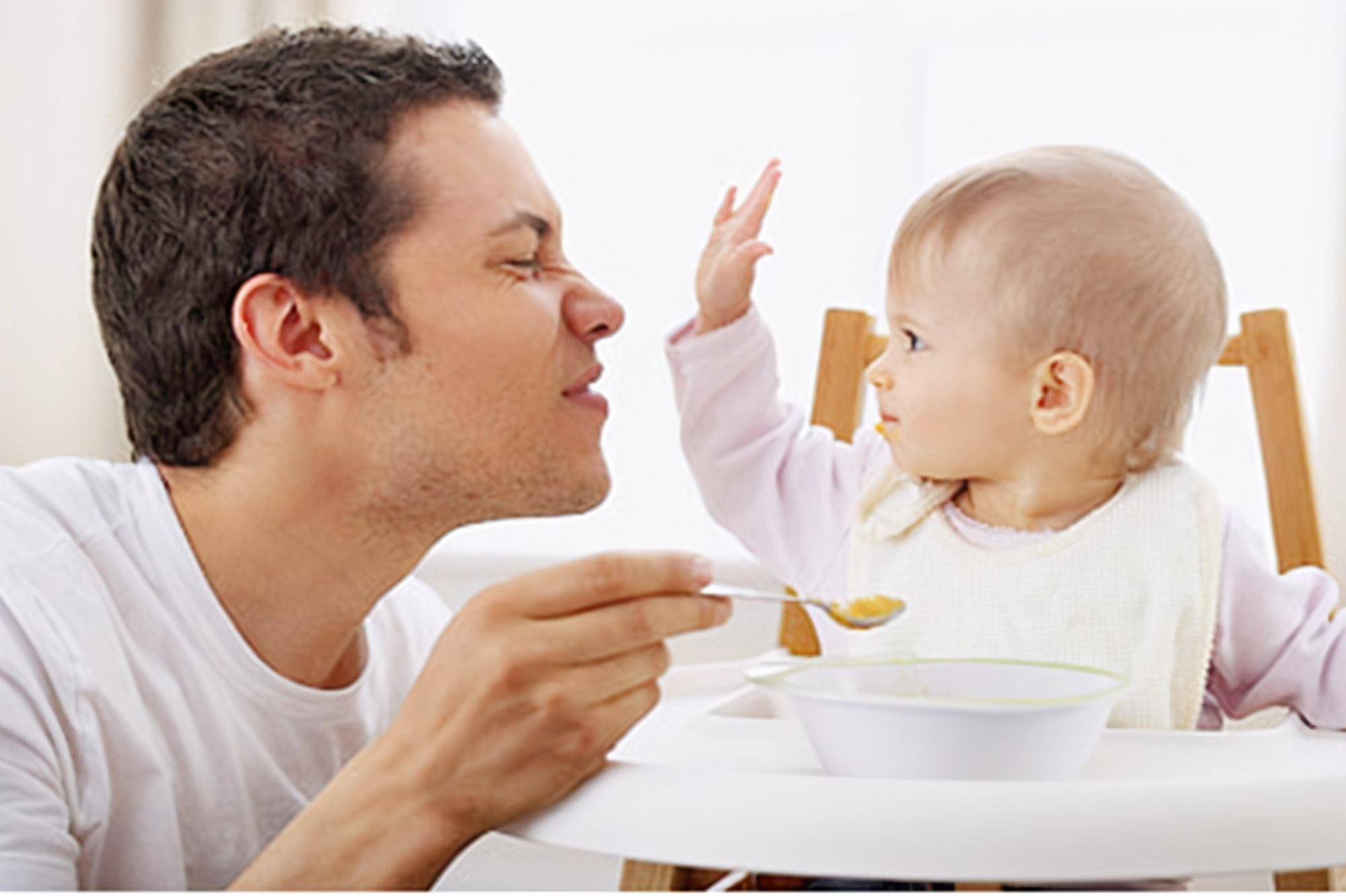 孩子攻击性强，一不高兴就打人，家长这么做比批评更有效