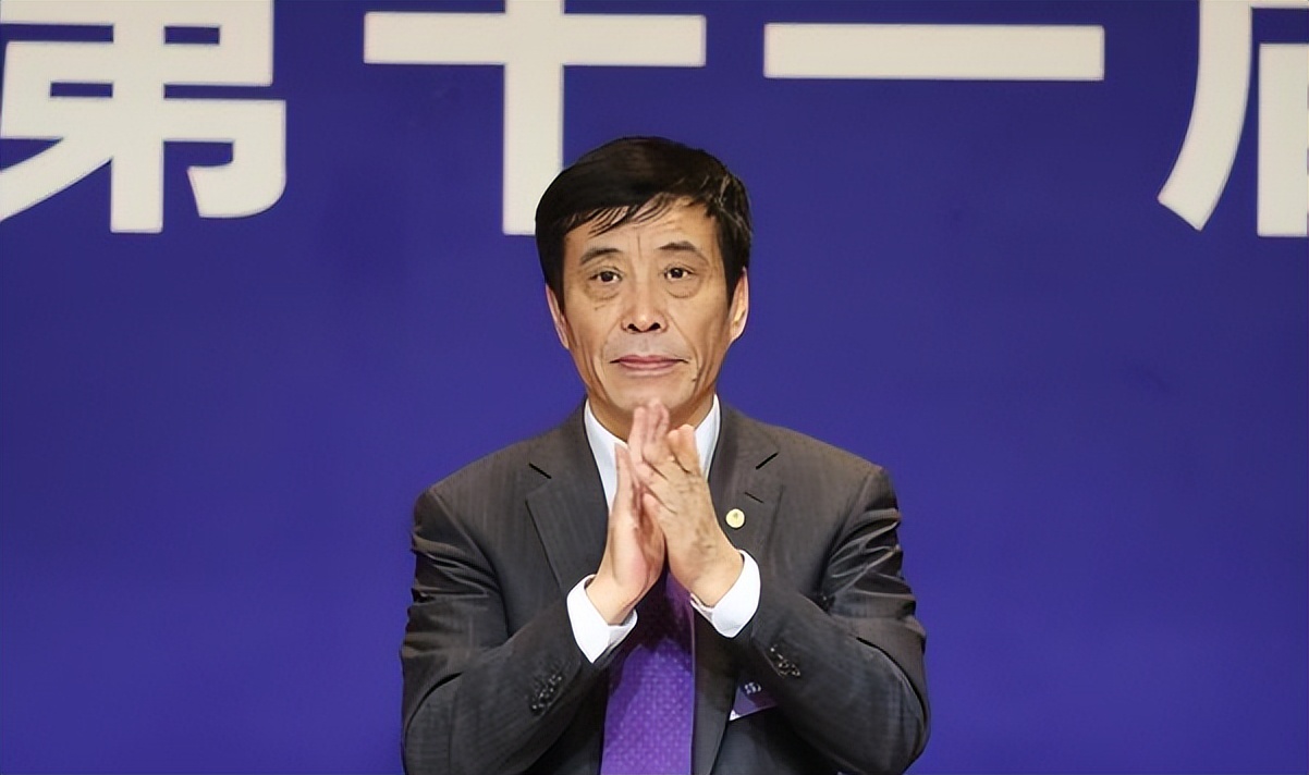 “早睡”的李铁，“睡不着”的陈戌源，站不起来的中国足球