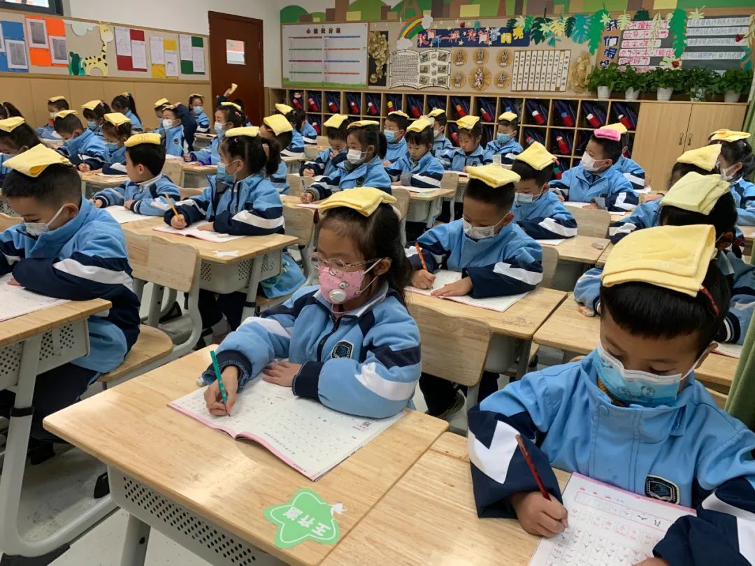 小学一年级写字要坐直,学生练字头顶毛巾