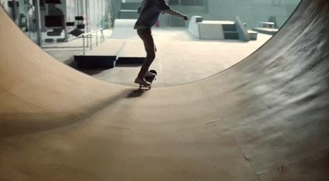 赵雅芝既优雅端庄又调皮可爱,70岁的赵雅芝滑滑板