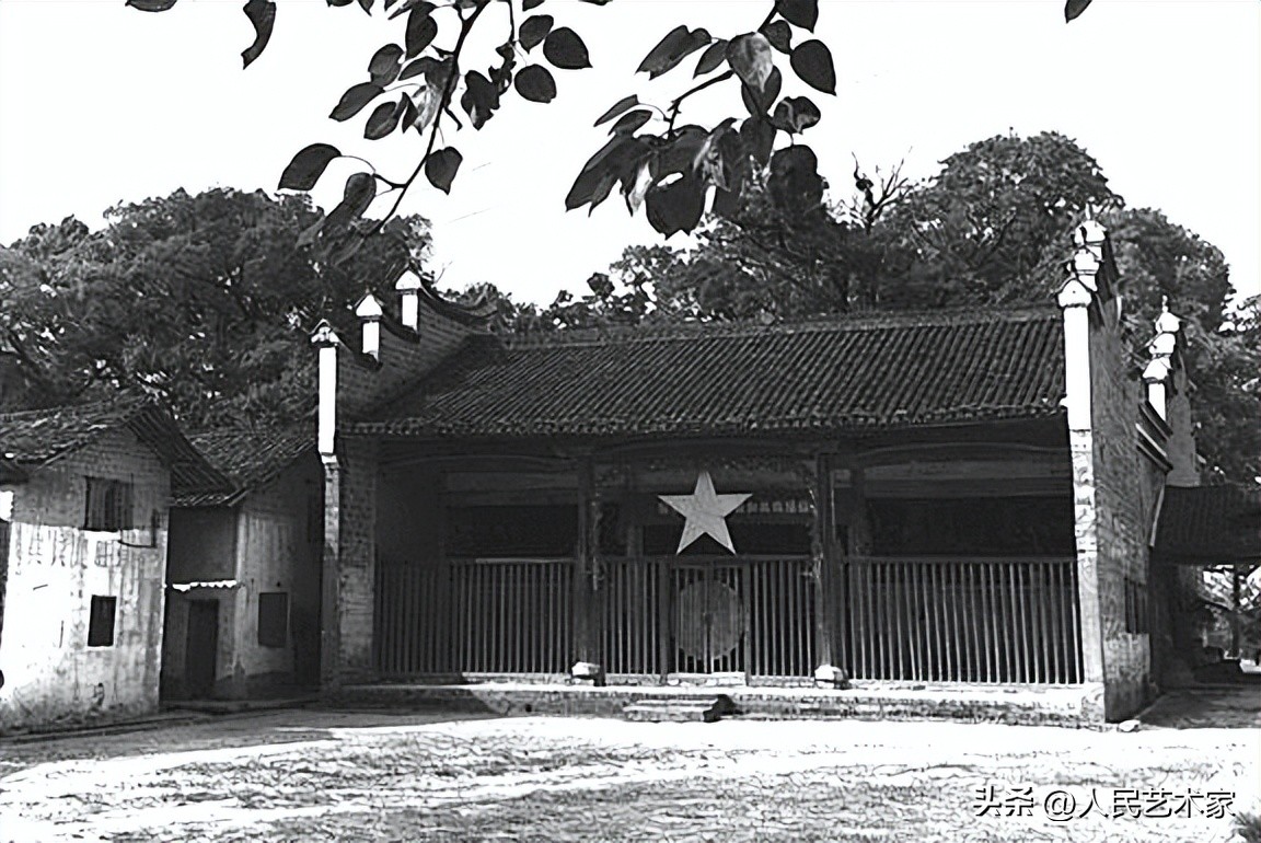 它被誉为“共和国摇篮”，“毛主席”的称呼从这里叫响，人民代表大会制度从这里走来