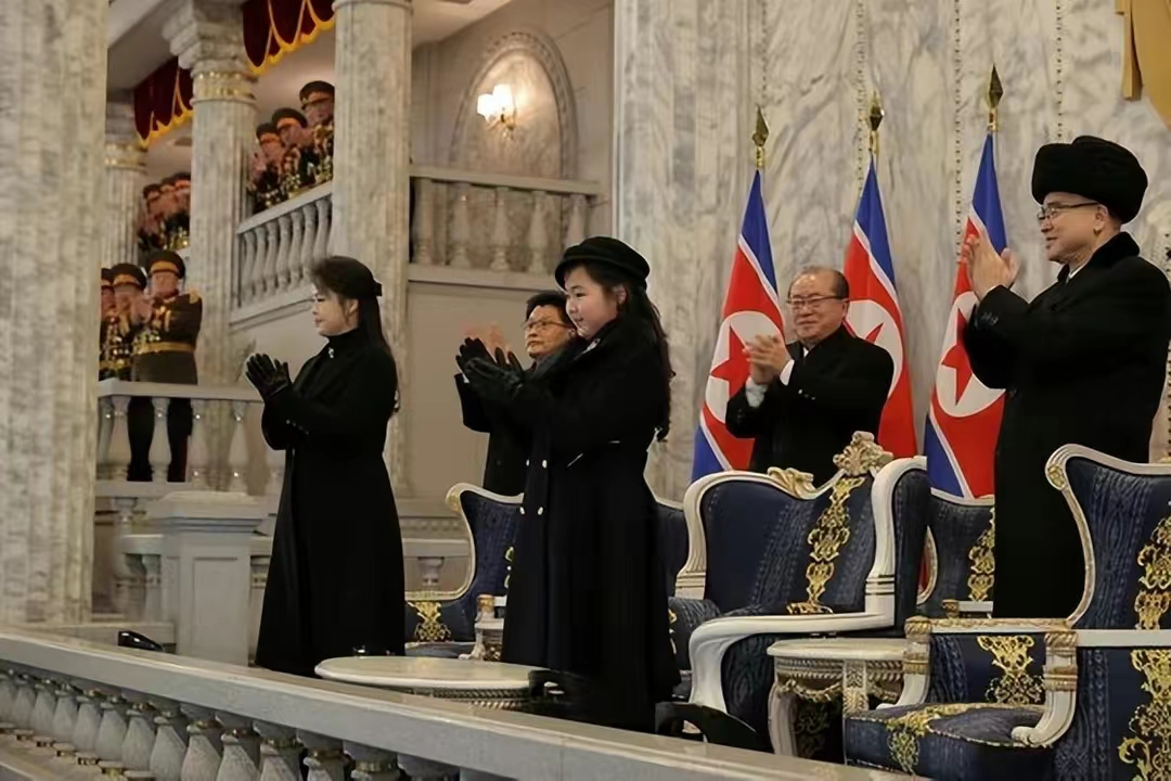 朝鲜第一夫人甘当女儿绿叶！戴导弹项链，旺夫脸比韩国夫人美多了