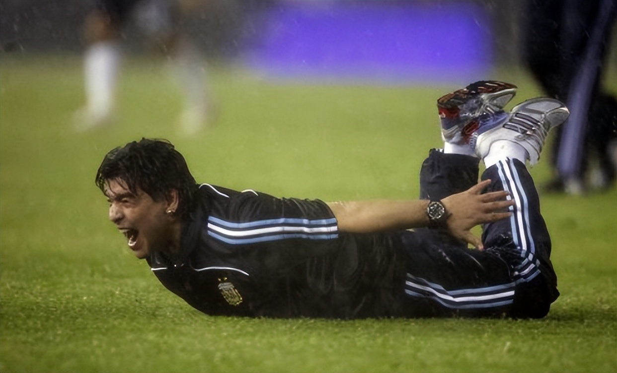 大雨中的足球比赛名场面,大雨足球比赛解说