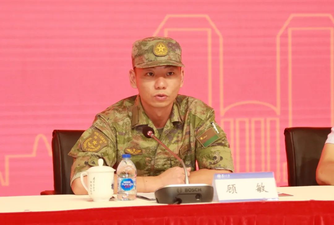 军训英姿飒爽的背后是汗水换来的,军训用汗水向青春致敬