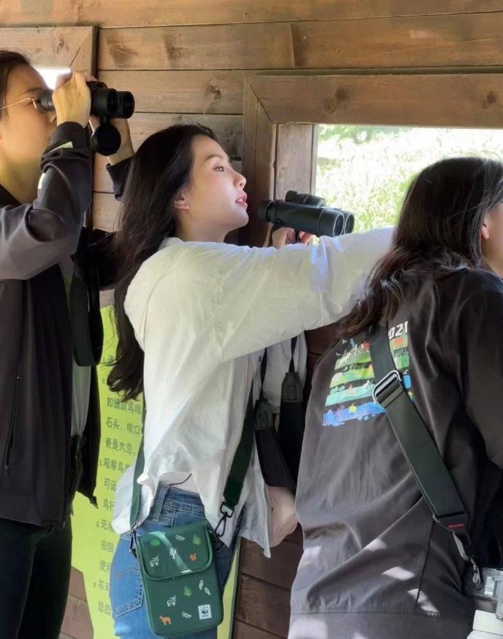 刘诗诗再战时装周早春写真惊艳,刘诗诗一袭粉裙优雅精致