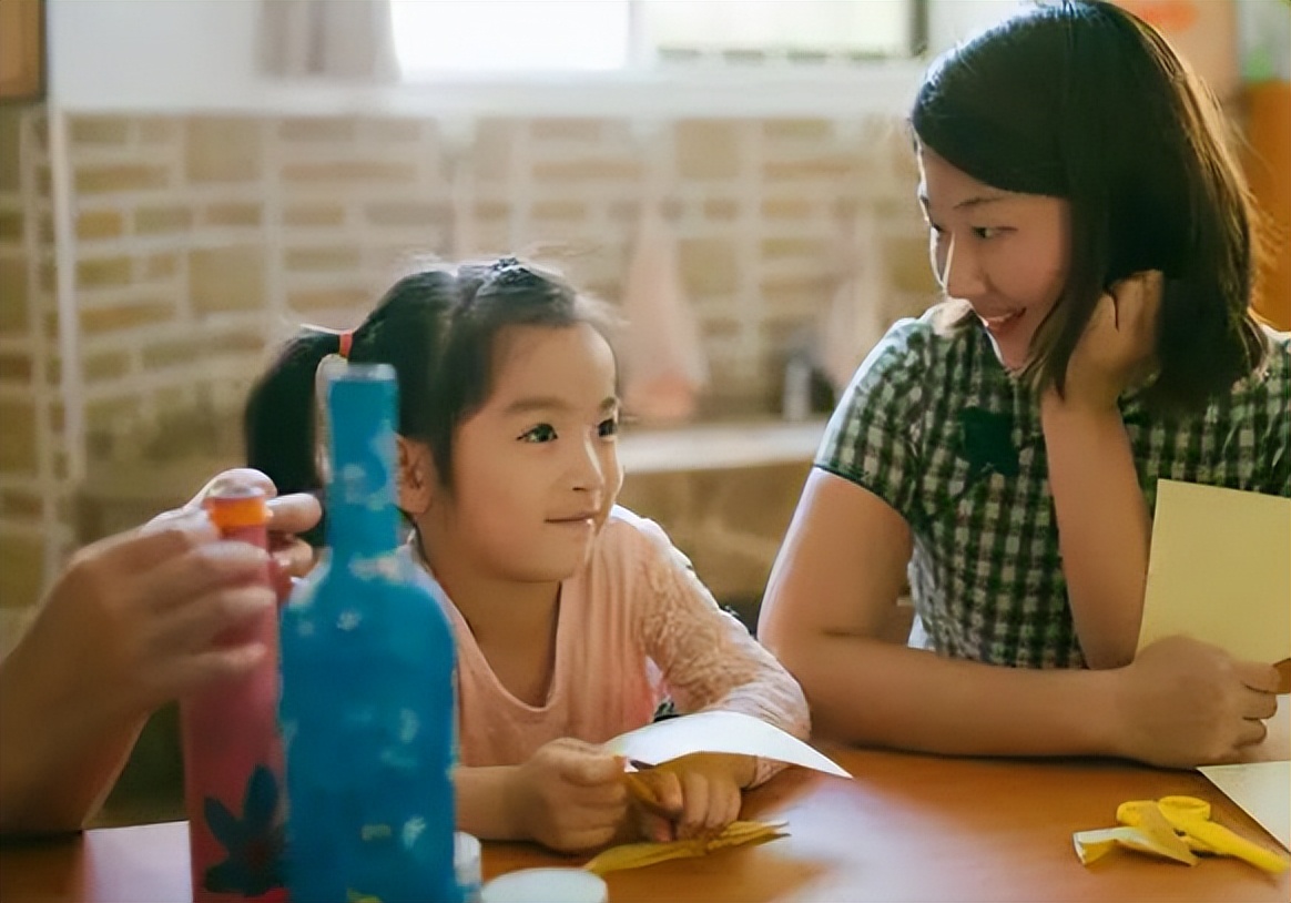 孩子幼儿园带回金手镯吓坏家长,小孩放学回来戴了金手镯