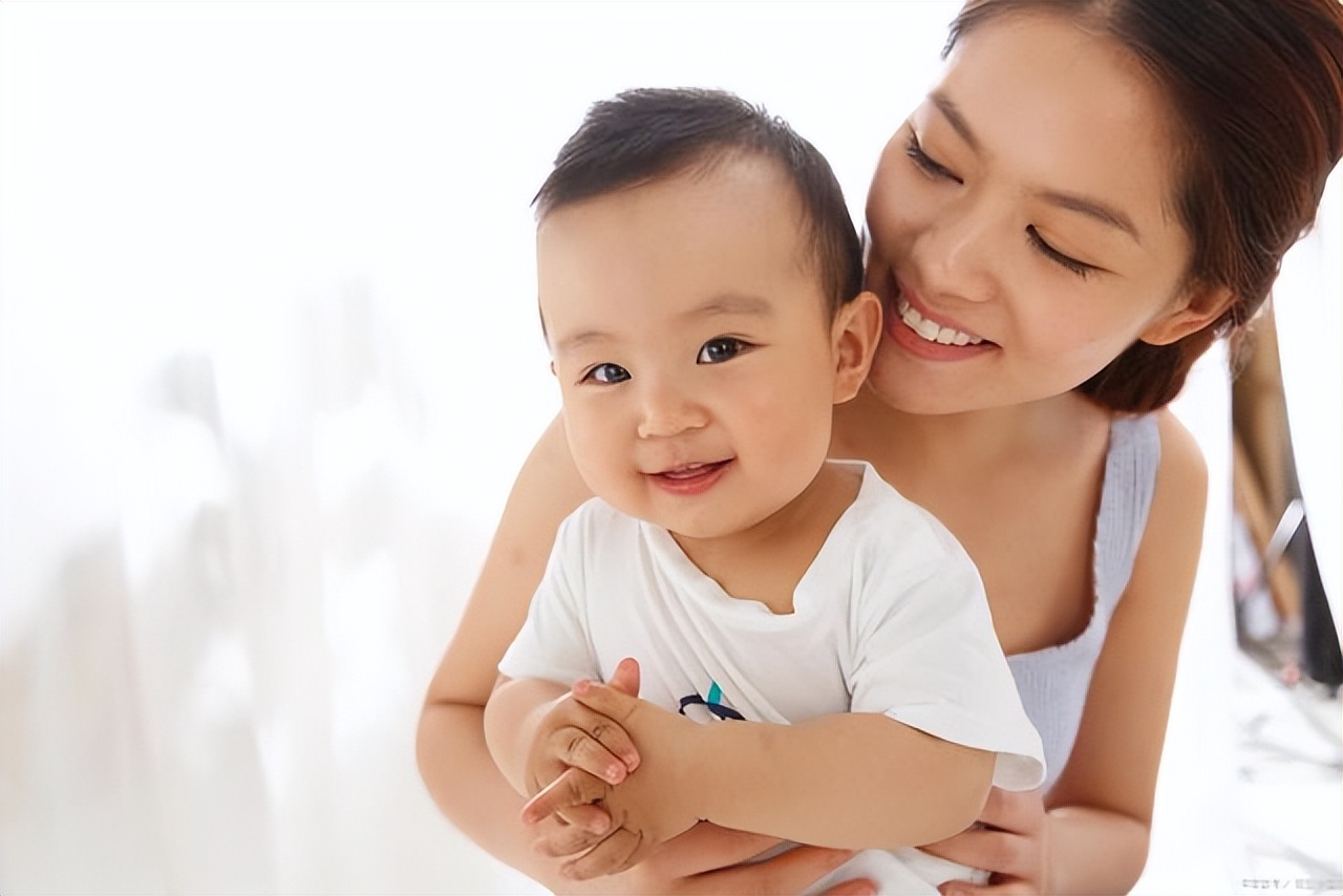 母乳时期胸一个大一个小正常吗,哺乳期间一个胸大一个胸小怎么办