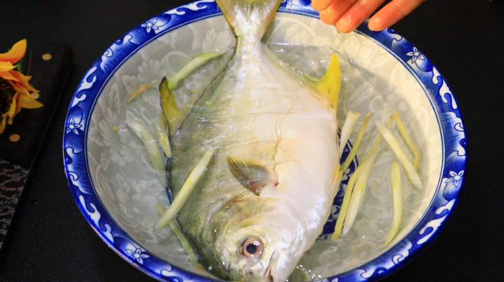 清蒸鲳鱼蒸多少分钟最好,清蒸鲳鱼用不用热油