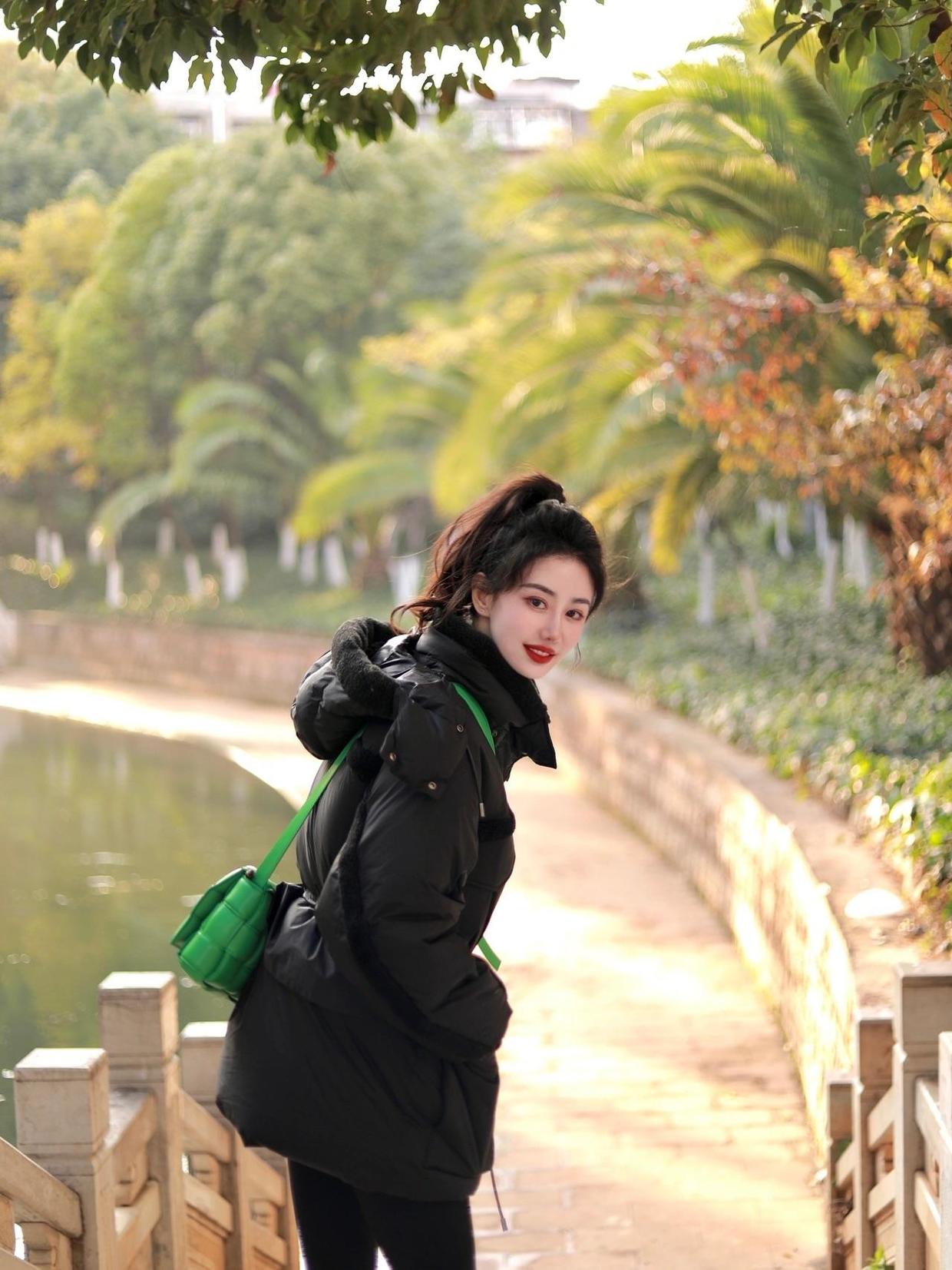 黑色羽绒服穿搭高级感中款,黑色羽绒服冬季高级感穿搭小个子