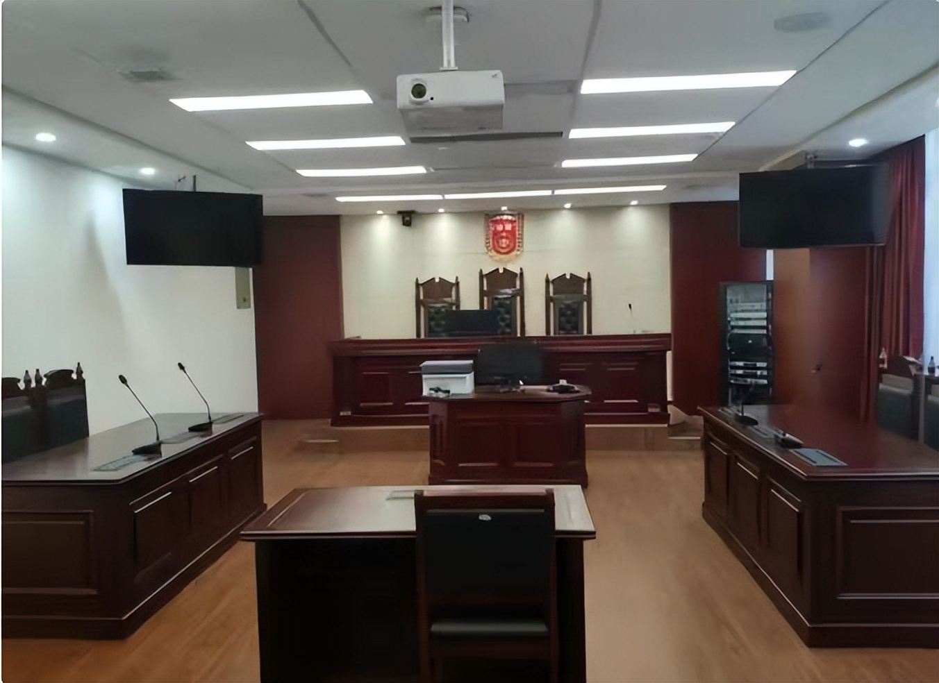 女子醉酒醒来全身赤裸,不久后发现自己怀孕,感觉不是男友的!