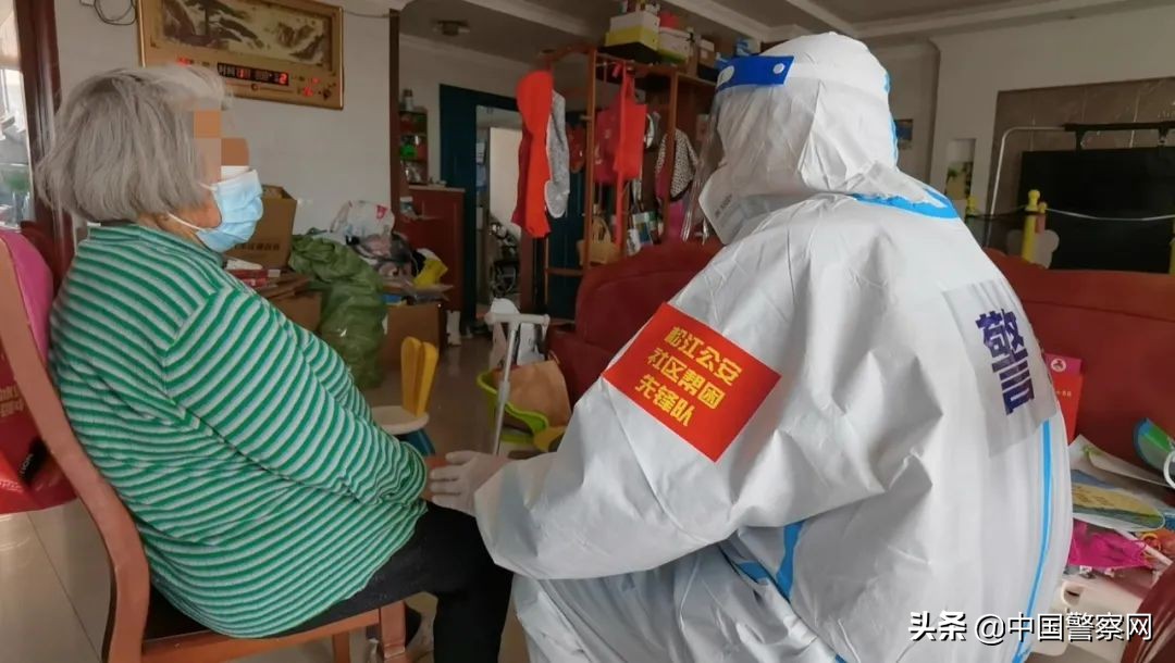 疫情防控下社区民警的坚守,疫情当前警察不退警徽闪耀党旗红