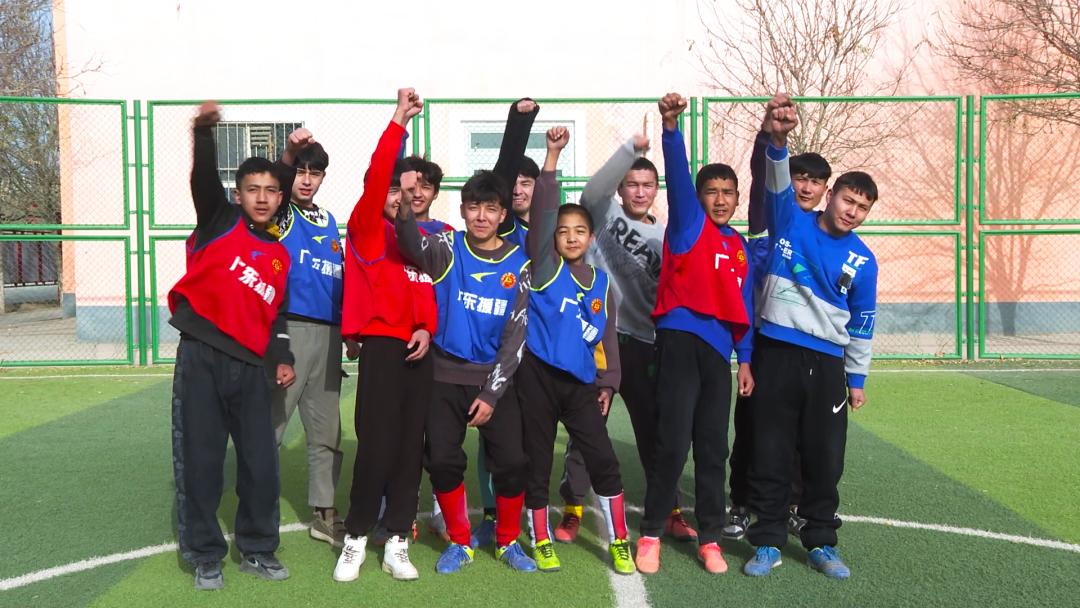 乒乓球运动员为国足加油,伽师加油