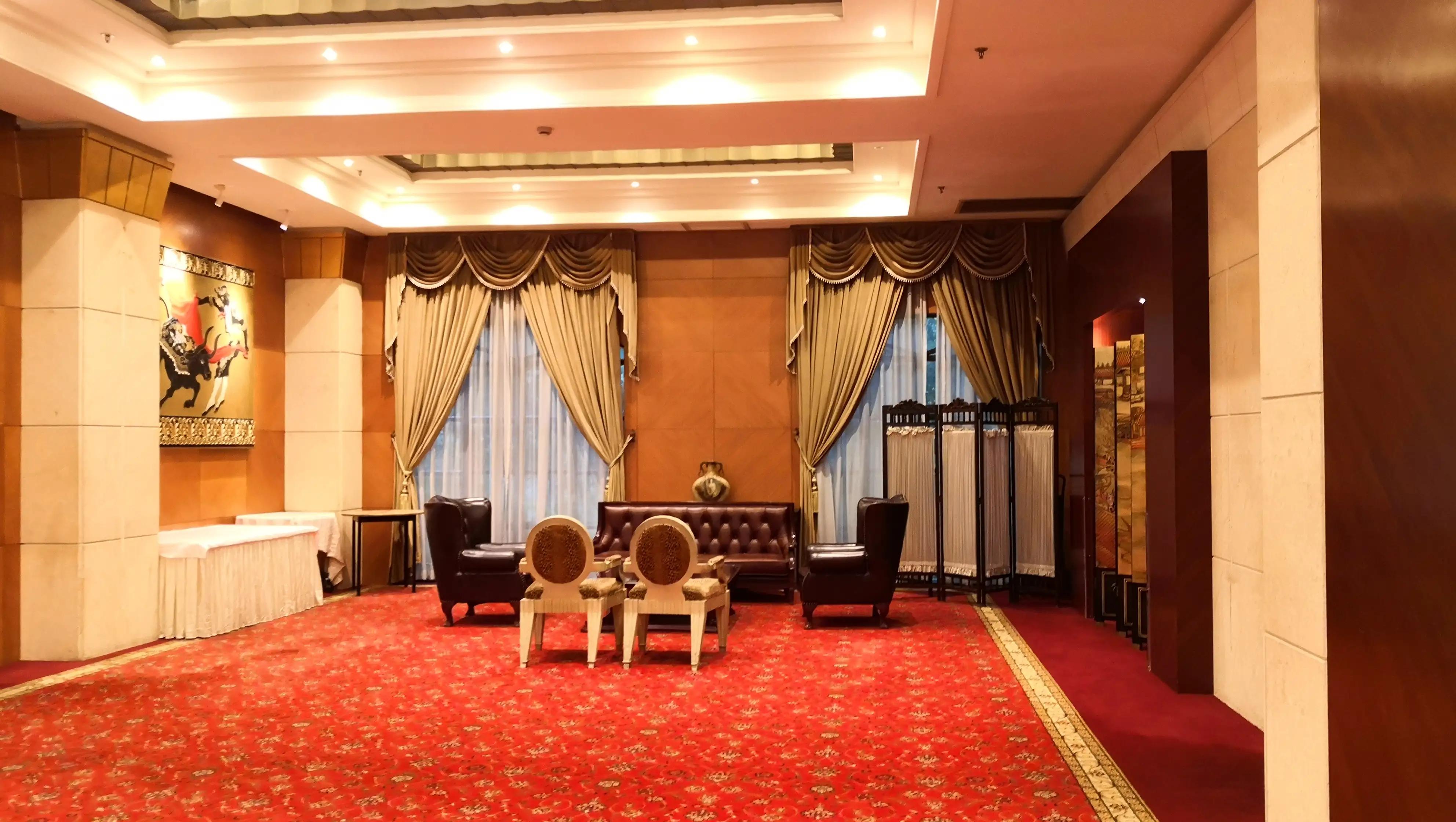 弄堂小吃、欧洲红酒，中西雅俗共赏