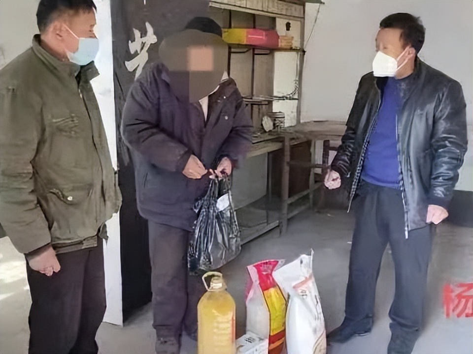 情系老人温暖晚年,情系贫困户冬日送温暖