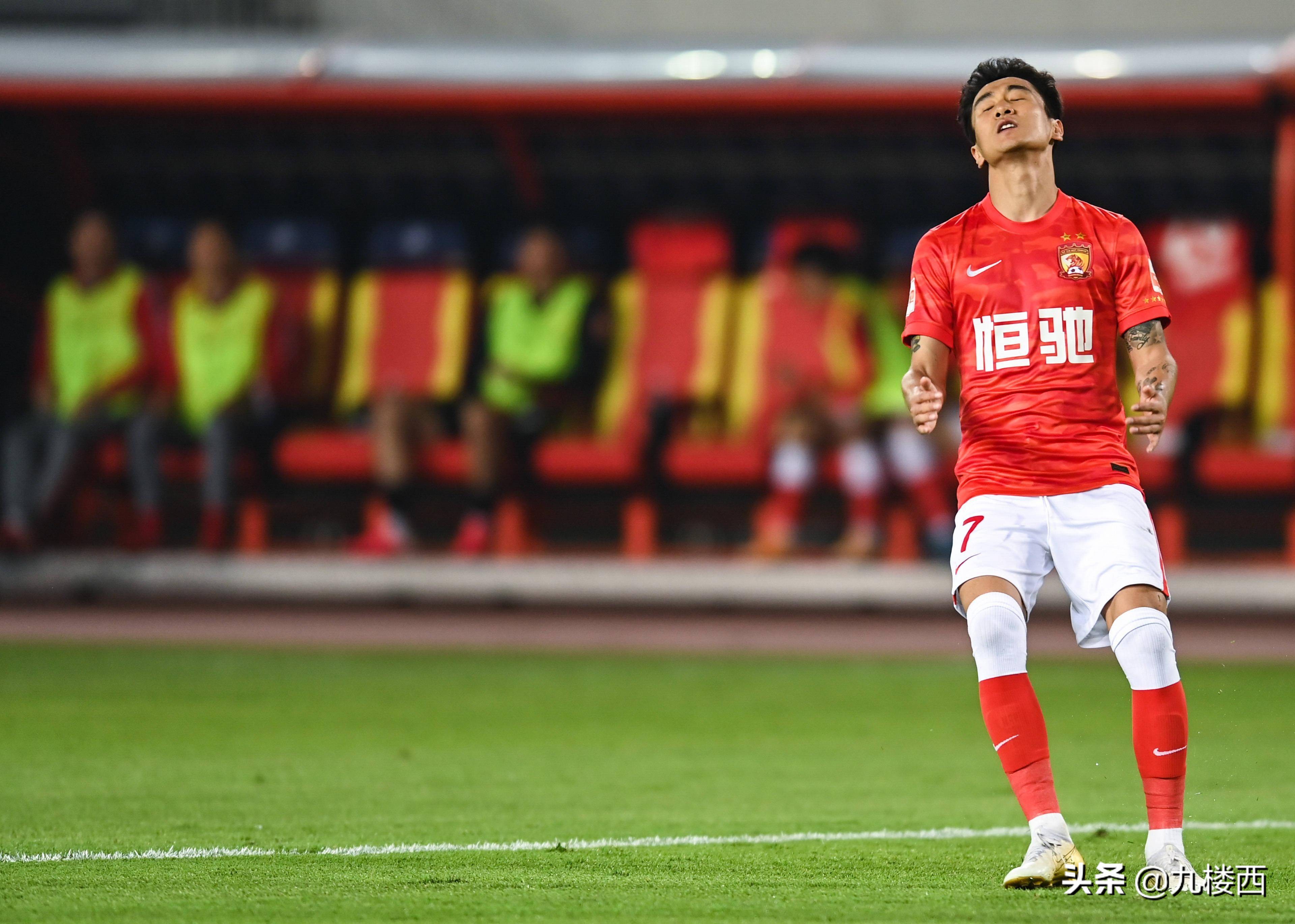 中国足球倒挂金钩后空翻,中国足球倒挂金钩被队友挡住