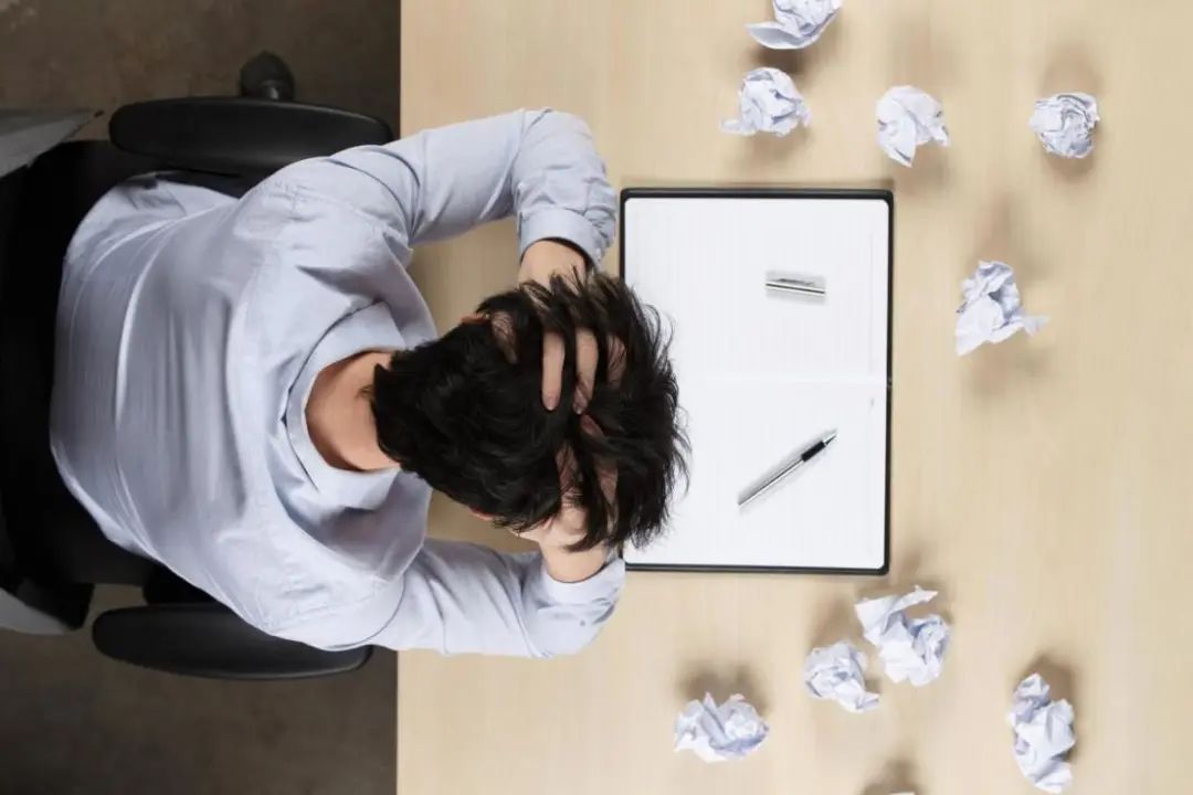 晚上睡觉突然抖一下是什么意思,熟睡中突然抖一下是什么原因