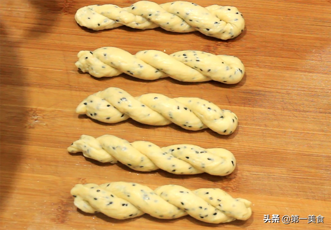 一碗面粉俩鸡蛋做低糖少油小零食,一碗面粉2勺糖做出小零食