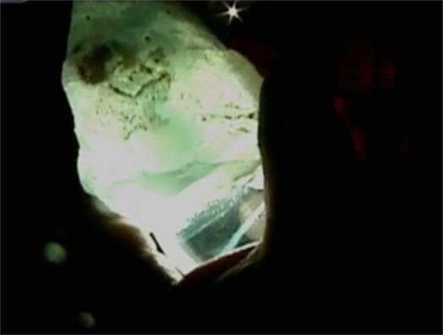 世界上最大的夜明珠怎么成路灯了,男子挖到6吨夜明珠