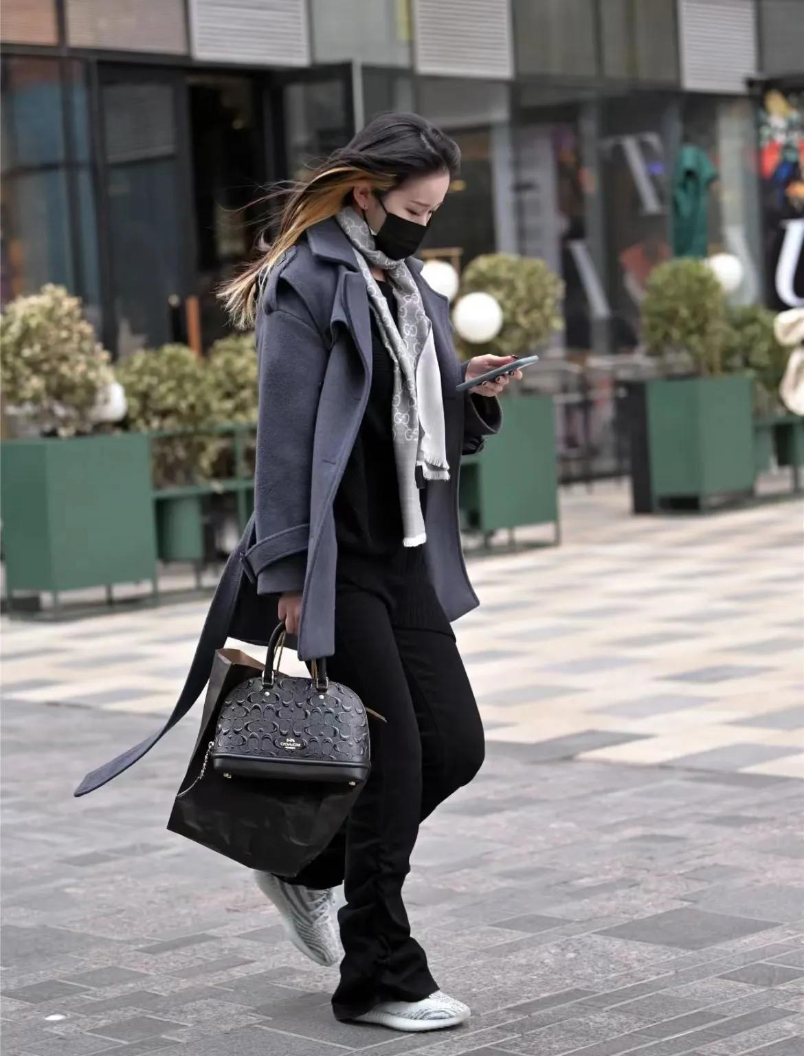 看街拍学穿搭,coach蔻驰老花包托特包搭配