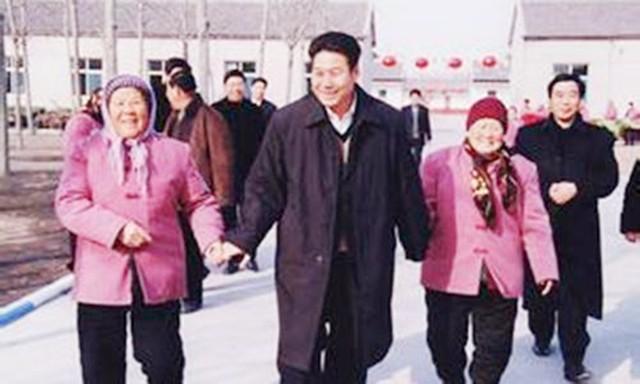 90后小伙带领全村人发家致富,男子创业成功回乡带500多人增收