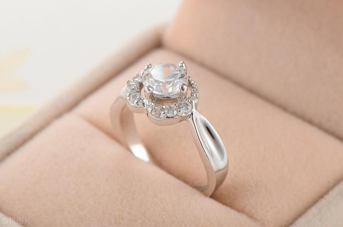 买钻戒要看哪些因素和指标,买钻戒注意哪些坑