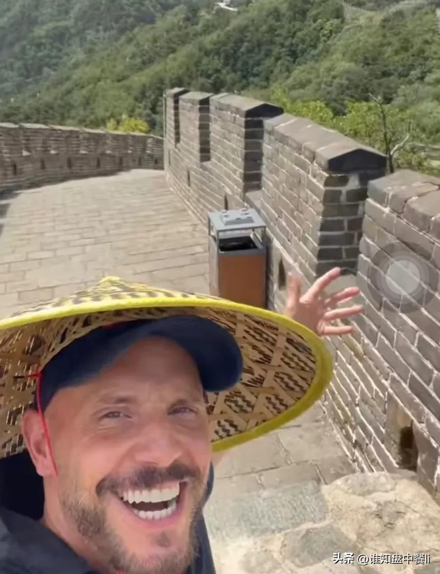 法游客40高温天登长城,法国游客包场逛长城