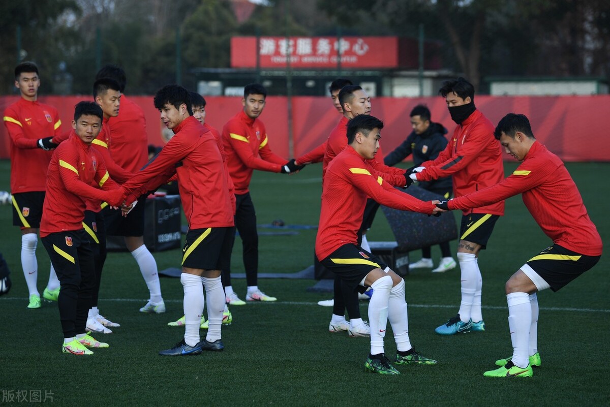 国足改变从头开始？口号标语消失，李霄鹏比李铁更加务实