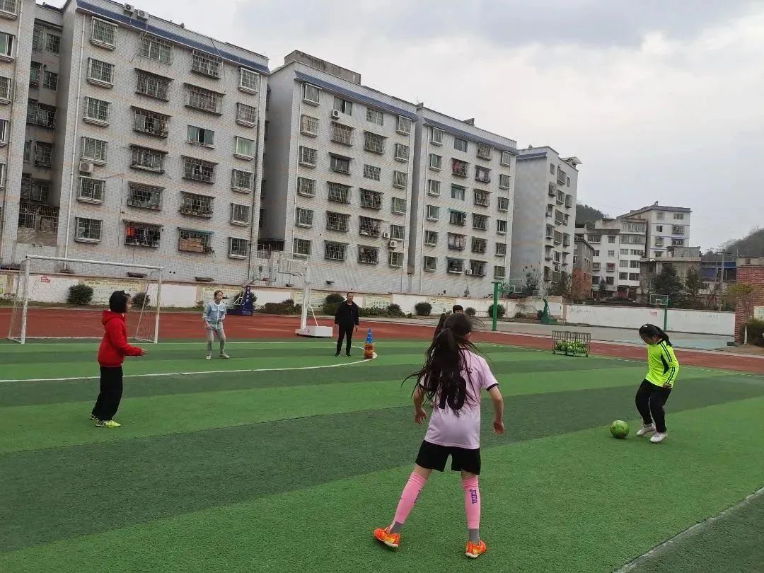 遵义市校园足球“满天星”训练营桐梓分营开营啦!