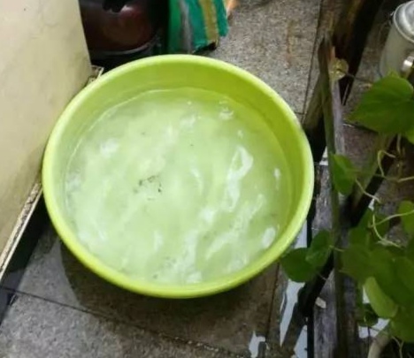 盆土粘稠能少浇水吗,盆土硬如石用什么泡水