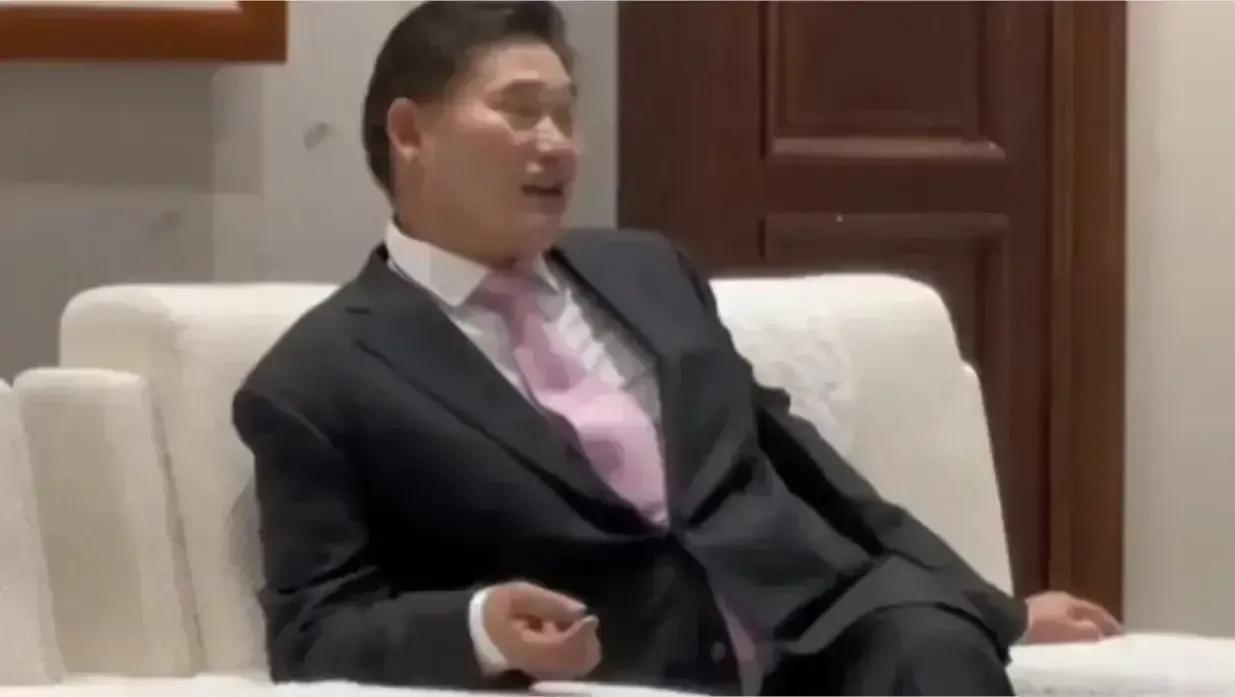 大衣哥签名卖T恤，一件只要19块，被称为最接地气的明星！