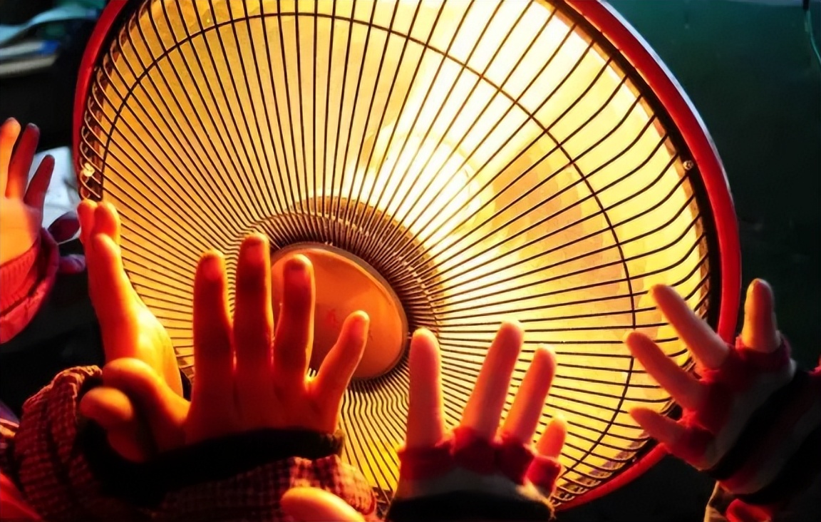 河南一户人家买了一块塑料布，让室内外温差达到23℃，什么原理？