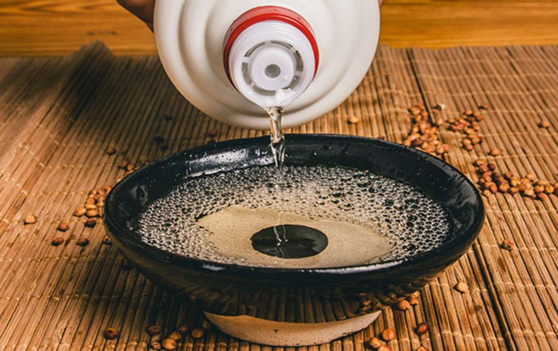 白酒行业为什么跌得那么厉害,国内白酒价格倒挂原因与趋势分析