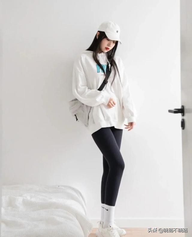 今年流行的鲨鱼裤袜子外穿,鲨鱼裤今年最火袜子长筒冬季